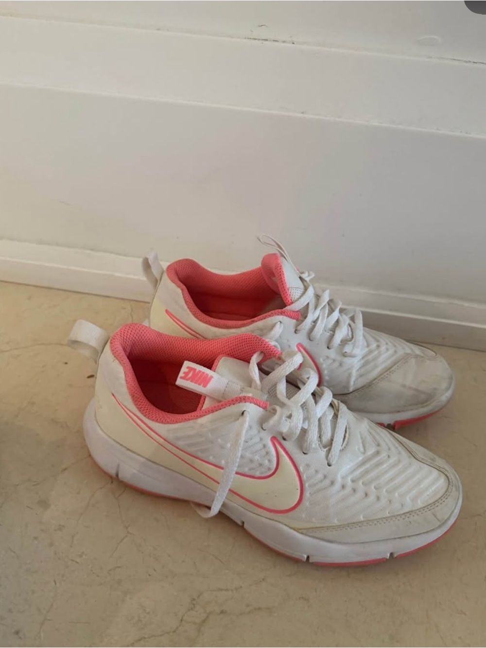 Nike Women’s White & Pink golf shoes size 5.(